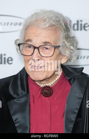 Judith Kerr ankommen für die Oldie des Jahres Auszeichnungen bei Simpson's in The Strand, London. Stockfoto