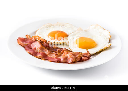 Spiegeleier und Speck zum Frühstück auf weißem Hintergrund. Stockfoto