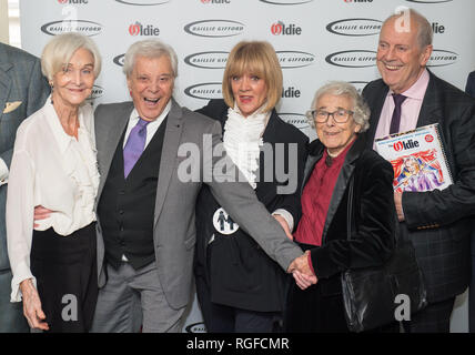 (Von links nach rechts) Sheila Hancock, Lionel Blair, Amanda Barrie, Judith Kerr und Gyles brandreth an der Oldie des Jahres Auszeichnungen bei Simpson's in The Strand, London. Stockfoto