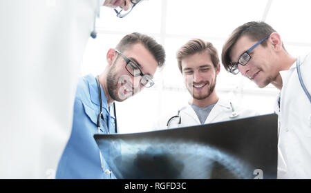 Ansicht von unten. Team von Ärzten diskutieren einer x-ray Stockfoto