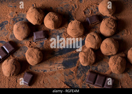 Schokolade Trüffel auf dem Kakaopulver Stockfoto