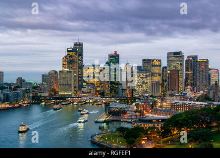 Sydney, New South Wales/Australien - 21. August 2016: Blaue Stunde schoss der Sydney Harbour und die beleuchtete Skyline der Stadt mit einem dunklen bewölkter Himmel Stockfoto