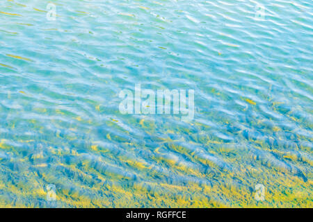 Meer mit transparenten Hintergrund türkisfarbenen Wasser des Ozeans. Klare, blaue Welligkeit aqua Textur Stockfoto