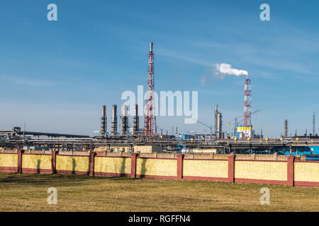 Leitungen eines chemischen Unternehmens Anlage. Luftverschmutzung Konzept. Industrielle Landschaft Umweltverschmutzung Stockfoto