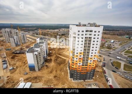 Panoramablick auf den Bau von neuen Quartals Turm unvollendet multi-stöckiges Gebäude aus der Vogelperspektive mit Wald auf Hintergrund Stockfoto