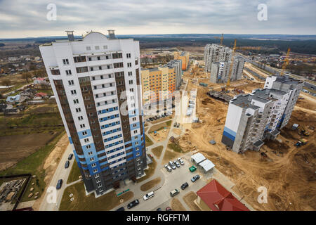 Panoramablick auf den Bau von neuen Quartals Turm unvollendet multi-stöckiges Gebäude aus der Vogelperspektive mit Wald auf Hintergrund Stockfoto