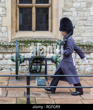 LONDON, GROSSBRITANNIEN, 24. NOVEMBER 2018: Royal Guard im Tower von London. Junge Soldat marschiert vor der Kronjuwelen. Herbst Stockfoto