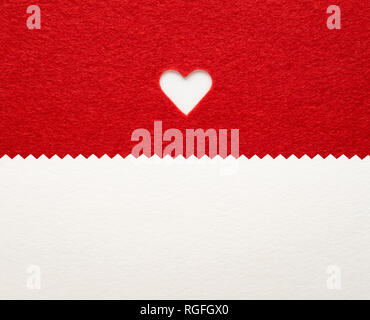 Roter Hintergrund mit Valentinstag Herz. Weißes Blatt Papier mit Platz für Text kopieren Stockfoto