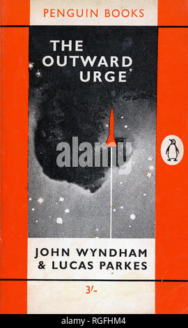 Die nach außen drängen - ein Science-Fiction-Roman von John Wyndham (in Zusammenarbeit mit Lucas Parkes als technischer Berater geschrieben). Abdeckung der Penguin Edition 1962. Beachten Sie, dass John Wyndham und Lucas Parkes dieselbe Person waren und nur zwei der Varianten, die er von seinen vollen Namen, war John Wyndham Parkes Lucas Beynon Harris verwendet. Stockfoto