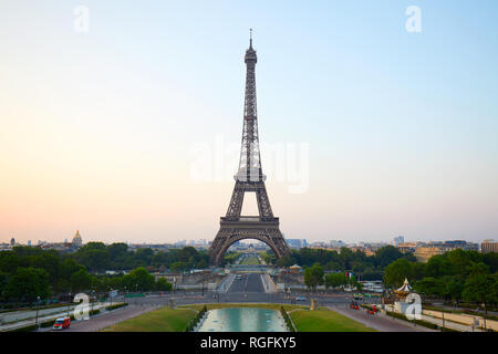 Eiffelturm, klaren Sommer morgen von Trocadero in Paris, Frankreich Stockfoto