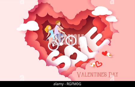 Valentines Tag verkauf Karte mit paar Reiten Fahrrad innerhalb der roten Wolken Herz mit großen Buchstaben Verkauf geprägt. Vector Illustration. Papier schneiden Stil. Stock Vektor