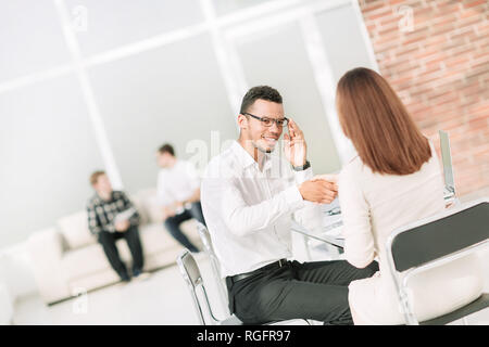 Handshake zwischen dem Manager und dem Kunden in der Bank Stockfoto
