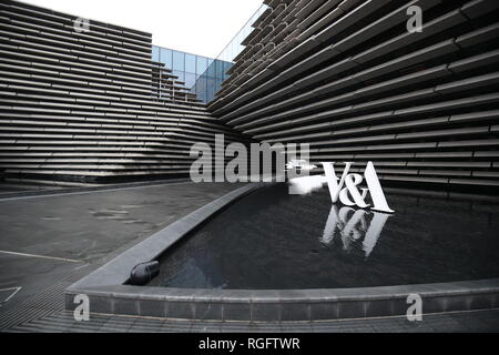 Eine allgemeine Ansicht des V&A Dundee, Schottlands erstes Designmuseum. Das vom japanischen Architekten Kengo Kuma am Ufer des Flusses Tay entworfene Gebäude ist das Herzstück einer laufenden £1 Milliarden-Sanierung der Uferpromenade von Dundee. Stockfoto