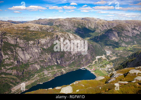 Luftaufnahme von Lysebotn Dorf am Ende des Lysefjord (lysefjorden) von Kjerag (oder Kiragg) Plateau, einem beliebten Reiseziel in Forsand municip Stockfoto
