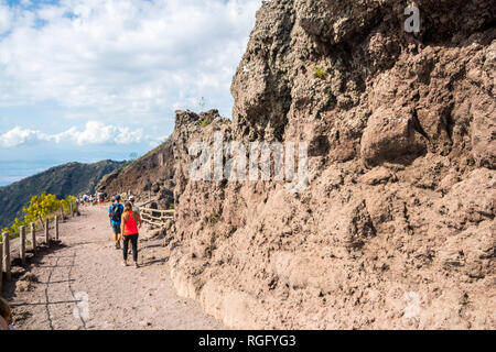 Touristen den Vesuv, den Vulkan, somma - stratovulkan, Golf von Neapel, Italien, staubigen Weg trekking, touristische Konzept Besucher, Höhe, ausgebrochen Stockfoto