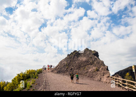 Touristen den Vesuv, den Vulkan, somma - stratovulkan, Golf von Neapel, Italien, staubigen Weg trekking, touristische Konzept Besucher, Höhe, ausgebrochen Stockfoto