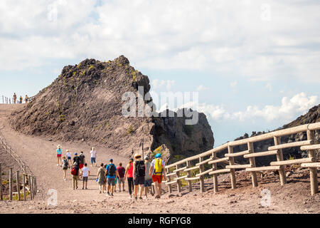 Touristen den Vesuv, den Vulkan, somma - stratovulkan, Golf von Neapel, Italien, staubigen Weg trekking, touristische Konzept Besucher, Höhe, ausgebrochen Stockfoto