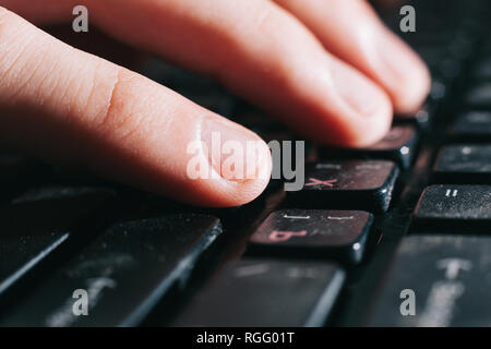 Bis zu schließen. Mann Text eingeben mit dem Laptop. Stockfoto