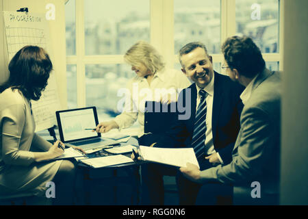 Erfahrene Mitarbeiter diskutieren Probleme im Büro. Stockfoto