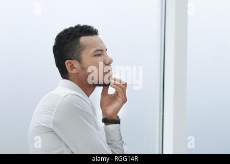 Seitenansicht. Portrait eines modernen junge Unternehmer Stockfoto