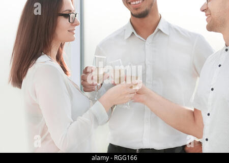 Bis zu schließen. Gläser Wein in den Händen von Geschäftspartnern. Stockfoto