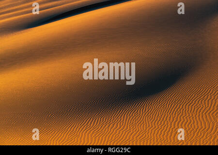 Landschaft Foto von Sand Wellen bei Sonnenuntergang in der Wüste, zwischen Ica und Huacachina, Peru. Stockfoto