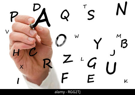 Nahaufnahme der männlichen Hand schreiben Buchstaben des Alphabets auf virtuellen Bildschirm. Stockfoto