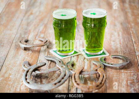 Gläser Grün Bier mit Shamrock Stockfoto