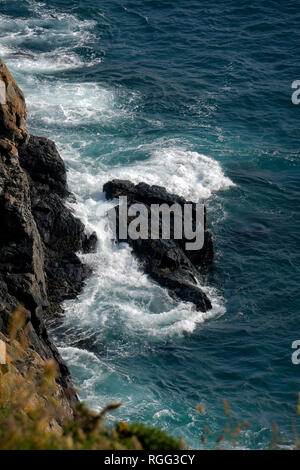 Meer auf Felsen in Baye de la Forge an der Südküste von Guernsey, Channel Islands Stockfoto