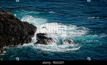 Meer auf Felsen in Baye de la Forge an der Südküste von Guernsey, Channel Islands Stockfoto