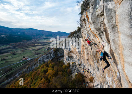 Junge Frau und ein junger Mann Kletterfelsen in Slowenien Stockfoto