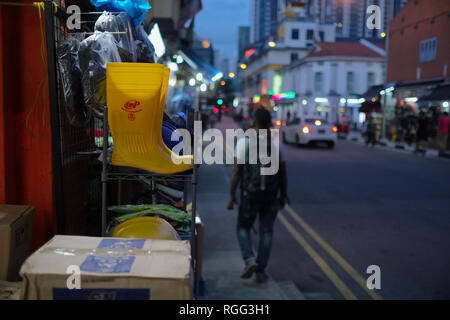 Ein paar gelbe Gummistiefel auf Verkauf in Little India, Singapur, einem Gebiet, das von Arbeiter und Bauarbeiter aus Indien und Bangladesch besucht Stockfoto