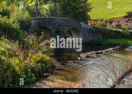 Steinbrücke über die Badgworthy Wasser in Malmsmead, Devon, England, Großbritannien Stockfoto