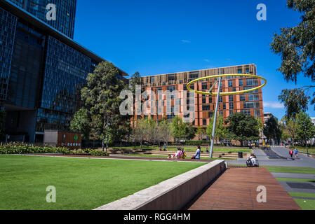 Halo, ein Wind angetrieben kinetische Skulptur im Central Park, eine große gemischt - Stadterneuerung Projekt am Broadway im Stadtteil Chippendale, Sydn verwenden Stockfoto