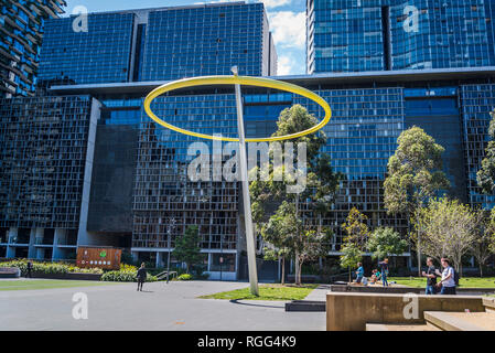 Halo, ein Wind angetrieben kinetische Skulptur im Central Park, eine große gemischt - Stadterneuerung Projekt am Broadway im Stadtteil Chippendale, Sydn verwenden Stockfoto