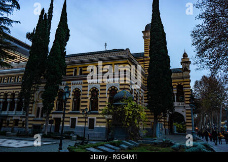 Georgien - Tbilisi. Weihnachten und neues Jahr 2019 Beleuchtung auf der Straße im historischen Zentrum von Tiflis, State Theater für Oper und Ballett. 28.12.10 Stockfoto