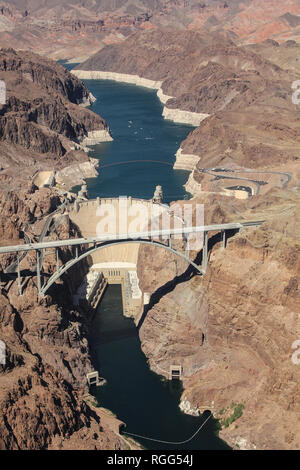 Der Hoover Dam mit dem Hydro Electric Triebwerk Beibehaltung der Colorado River in Nevada vom Hubschrauber aus gesehen Stockfoto