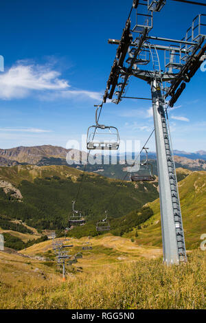 Seilbahn in den Bergen von Abetone, Gomito Berg, Pistoia, Toskana, Italien, im Sommer Stockfoto