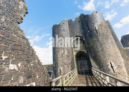 Caerphilly, Caerphilly, Wales, Vereinigtes Königreich. Caerphilly Castle Eingang. Stockfoto