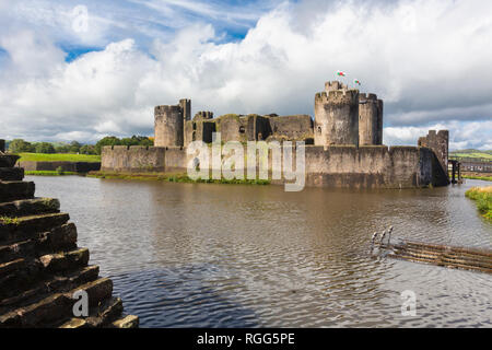 Caerphilly, Caerphilly, Wales, Vereinigtes Königreich. Caerphilly Castle mit seinem wassergraben. Stockfoto