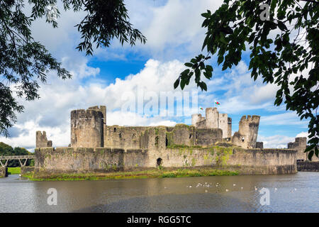 Caerphilly, Caerphilly, Wales, Vereinigtes Königreich. Caerphilly Castle mit seinem wassergraben. Stockfoto