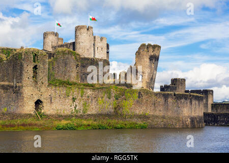 Caerphilly, Caerphilly, Wales, Vereinigtes Königreich. Caerphilly Castle mit seinem wassergraben. Stockfoto