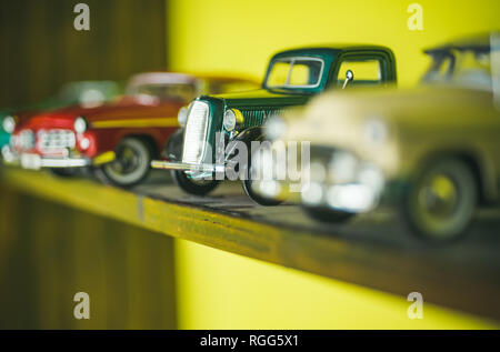 Sie sehen aus wie echte Autos. Klassische Modell Fahrzeuge oder Spielzeug Fahrzeuge. Miniatur Sammlung von Automobilen. Retro Auto Modelle im Regal. Im Retrostil Autos Stockfoto