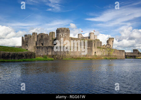 Caerphilly, Caerphilly, Wales, Vereinigtes Königreich. Caerphilly Castle mit seinem wassergraben. Stockfoto