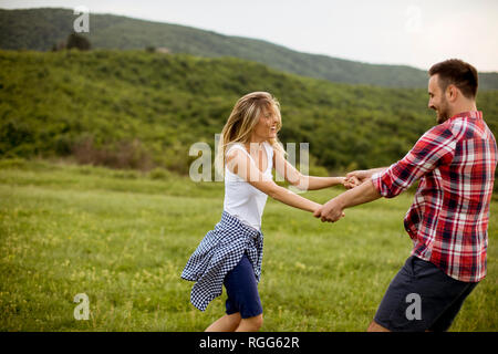 Junge liebende coulpe Spaß im Frühling Natur Stockfoto