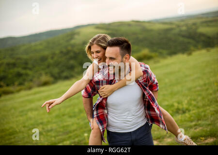 Junge liebende coulpe Spaß im Frühling Natur Stockfoto