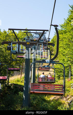 Seilbahn in den Bergen von Abetone, Gomito Berg, Pistoia, Toskana, Italien, im Sommer Stockfoto