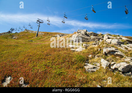 Seilbahn in den Bergen von Abetone, Gomito Berg, Pistoia, Toskana, Italien, im Sommer Stockfoto