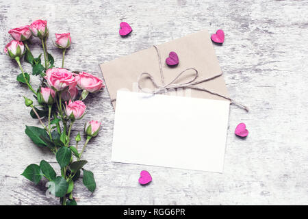 Stilvolle branding Mockup ihre Kunstwerke anzuzeigen. vintage Hochzeit Grußkarte mit Rosen und Herzen aus Holz mock up auf hölzernen Hintergrund. Valent Stockfoto