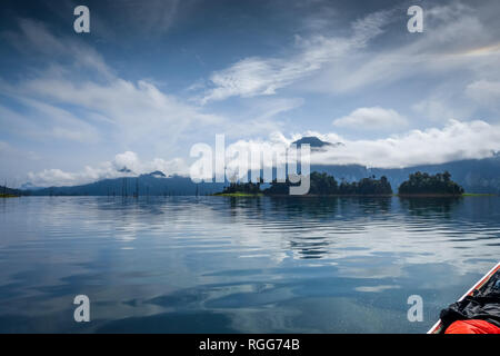 Morgennebel auf Cheow Lan Lake, Khao Sok Nationalpark, Thailand Stockfoto